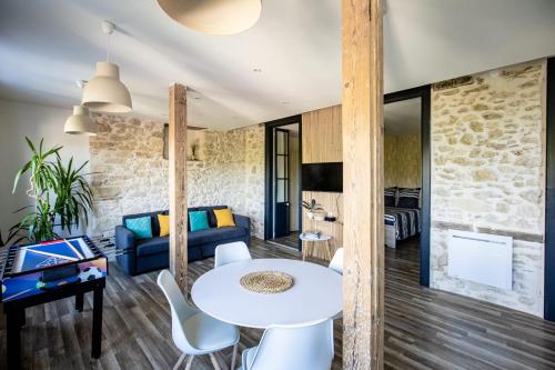 uma sala de estar com uma mesa branca e cadeiras em Neuf, 50m2, 4m50 de loggia em Auch