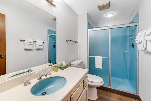 ein Bad mit einem Waschbecken und einer Glasdusche in der Unterkunft Sand & Sea: The Bilberry (114) in Seaside
