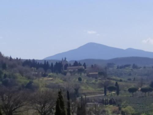 uma vista para um vale com montanhas ao fundo em Casa La Stadera em Montepulciano