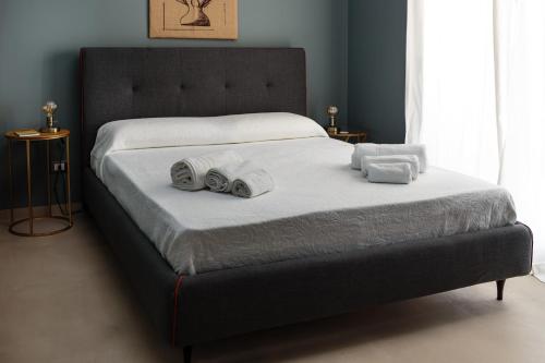 ein Schlafzimmer mit einem Bett mit Handtüchern darauf in der Unterkunft B&B Giardinello in Comiso