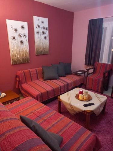 ein Wohnzimmer mit 2 Sofas und einem Tisch in der Unterkunft Nasos's Country House in Porto Rafti