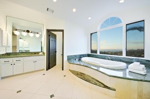 ein Badezimmer mit zwei Waschbecken und einem großen Spiegel in der Unterkunft Spacious Tropical Paradise in San Diego