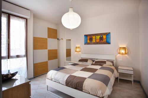 een slaapkamer met een bed en een groot raam bij CASA MARGHERITA in Pisa