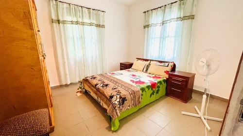 מיטה או מיטות בחדר ב-Ya Aluga Apartment - Serekunda