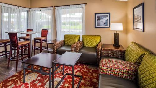 
a living room filled with furniture and a couch at Best Western Catalina Inn in Tuscaloosa
