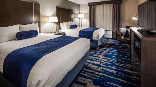pokój hotelowy z 2 łóżkami i telewizorem w obiekcie Best Western Plus Longview – University Hotel w mieście Longview