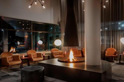 eine Lobby mit einer Feuerstelle in der Mitte in der Unterkunft Radisson Blu Hotel, Trondheim Airport in Stjoerdal