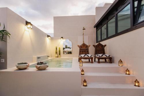 een villa met een dompelbad en een trap bij La Colonial Suites Apartamentos de Lujo in Las Palmas de Gran Canaria