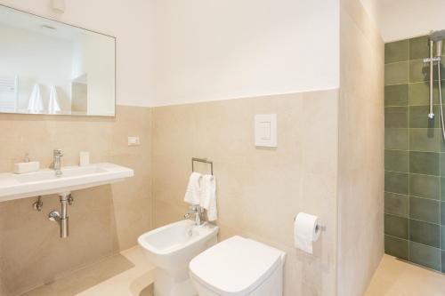 a bathroom with a toilet and a sink at PALAZZO SABBIONI CAMERA ROMANTICA della DUCHESSA in Ferrara
