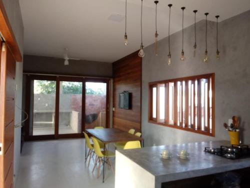 a kitchen with a table and a dining room at Casa da Família - Andar Superior in Nova Viçosa