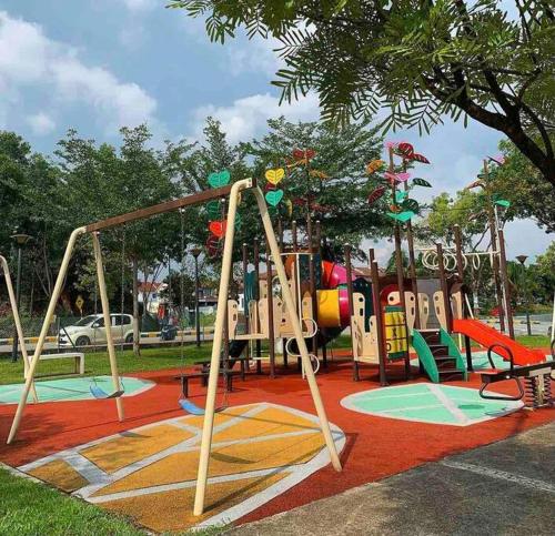 Ein Kinderspielbereich in der Unterkunft Inap Kayangan @ Puncak Alam with Swimming Pool