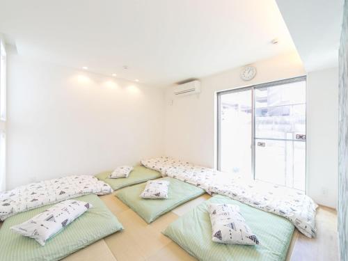Zimmer mit vier Kissen auf dem Boden in der Unterkunft Kevin's Place II (Annex) in Kyoto