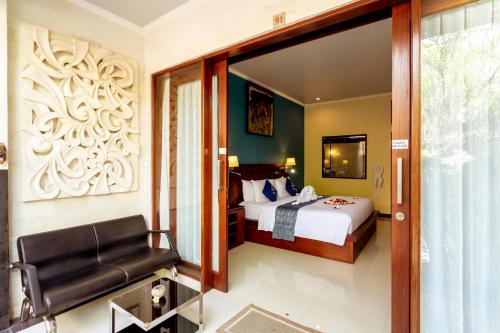 
A bed or beds in a room at Lumbung Sari Ubud Hotel
