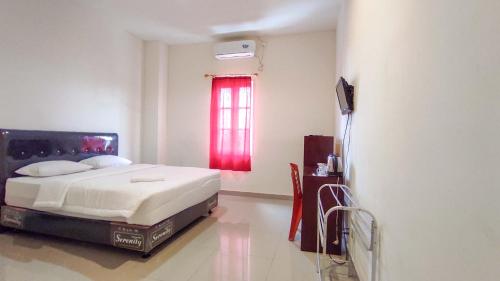 Un pat sau paturi într-o cameră la RedDoorz @ Jalan Ratahan Minahasa Tenggara