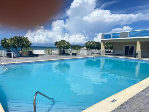 Afbeelding uit fotogalerij van Modern, chic waterfront 3-bedroom villa w/ pool in Saint Annʼs Bay