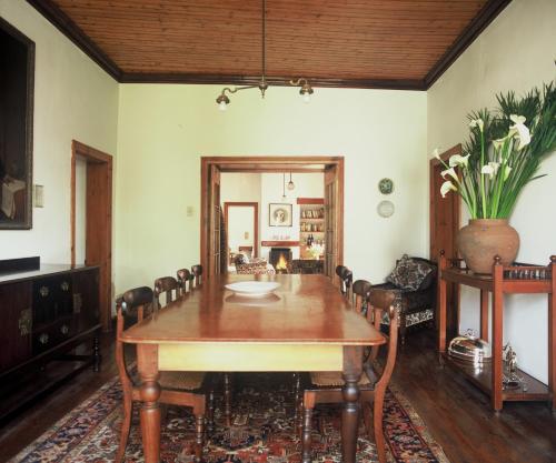comedor con mesa y sillas en Wildekrans Country House, en Botrivier
