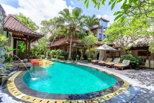 een zwembad in de achtertuin van een huis bij Lumbung Sari Ubud Hotel - CHSE Certified in Ubud