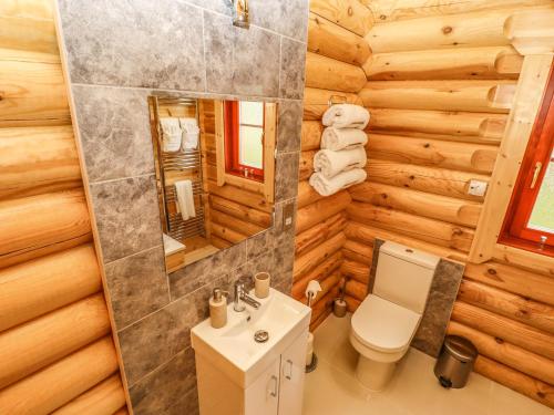 Kylpyhuone majoituspaikassa Oak Lodge