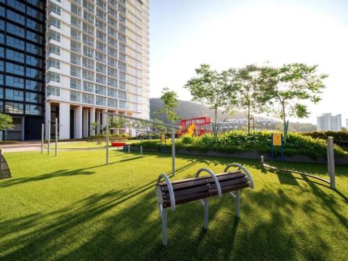 een park met een bank in het midden van een veld bij The Ridge @ KL East Mall & Condominium in Kuala Lumpur