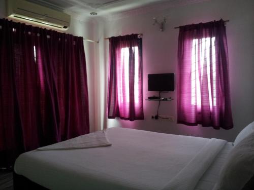 Postel nebo postele na pokoji v ubytování Roshini Serviced Apartments