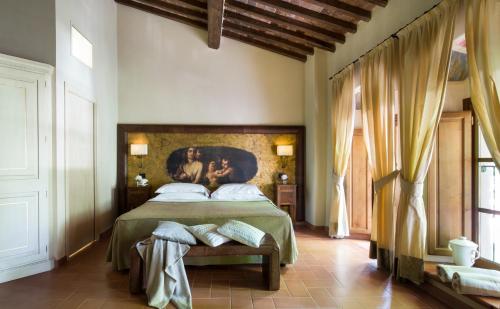 Кровать или кровати в номере Villa Campomaggio Resort & SPA