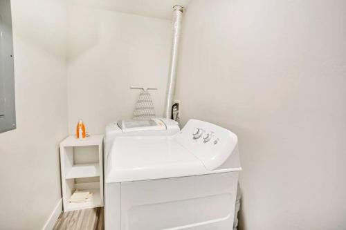 Baño blanco con lavabo y estante en New Furnished 2Bd Apt! Great for Long Stays, en Vineyard