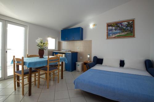 Postel nebo postele na pokoji v ubytování Apartments Dragišić