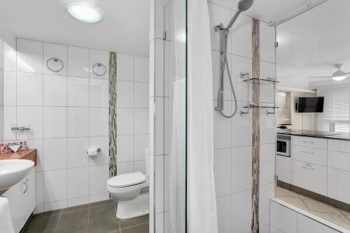 A bathroom at Cairns Esplanade Apartment