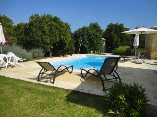 Der Swimmingpool an oder in der Nähe von Spanos House