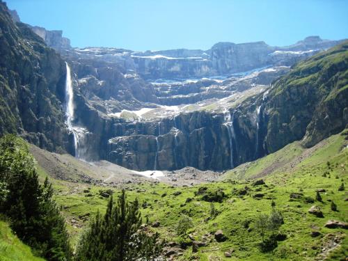 a view of a waterfall in a canyon at Chambres d'hôtes L'Astazou in Gavarnie