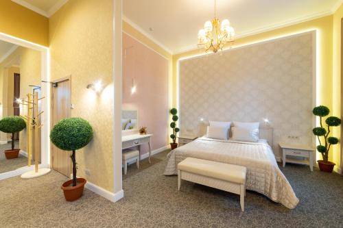 1 dormitorio con cama, mesa y macetas en Park Hotel, en Severodvinsk