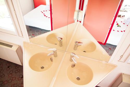 een badkamer met 2 wastafels en een spiegel bij Class'eco Liège in Luik
