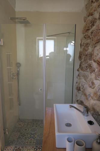 y baño con ducha y lavamanos. en Cozy Galilee Getaway en Abirim