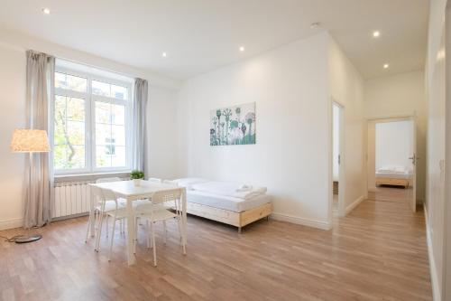 Foto Tolstov Apartments - 1 or 3 Room Apartments - 20 Min Messe DUS and Old Town DUS 4