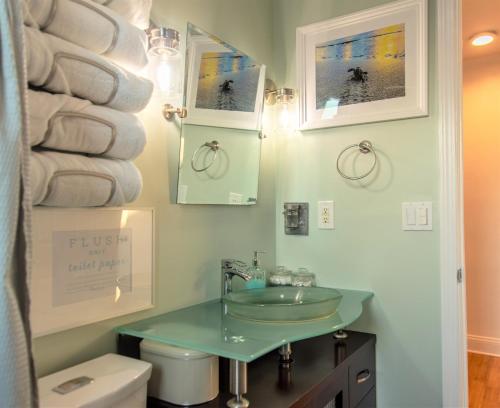 Bilik mandi di Seventh Seas half mile to the beach pet friendly Near to the Mayo Clinic - UNF - TPC Sawgrass - Convention Center - Shopping Malls - Under 3 Hours from DISNEY