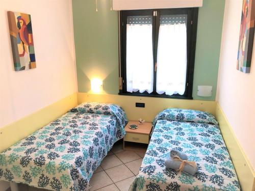 A bed or beds in a room at Enjoy the sun from the garden of our flat