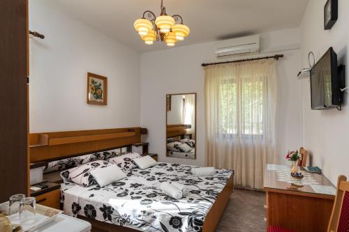 ドゥブロヴニクにあるゲストハウス セシスのベッドルーム(ベッド1台、鏡付)