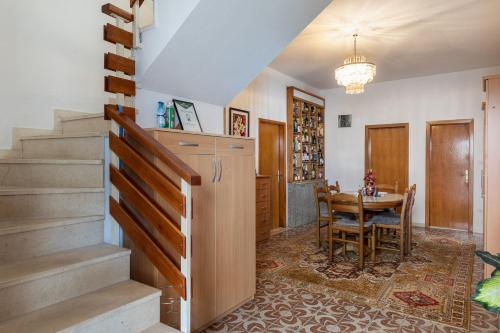 ein Esszimmer mit einem Tisch und einer Treppe in der Unterkunft Guest House Cesic in Dubrovnik