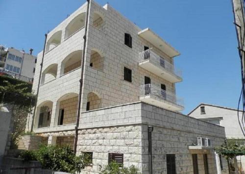 Edifici on està situat l'hostal o pensió