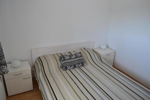 1 dormitorio pequeño con 1 cama y 2 mesitas de noche en Apartment Hvar Bike, en Stari Grad