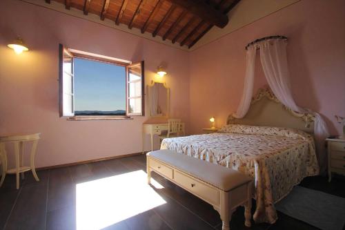 1 dormitorio con cama y ventana en Relais La Leopolda, en Cortona