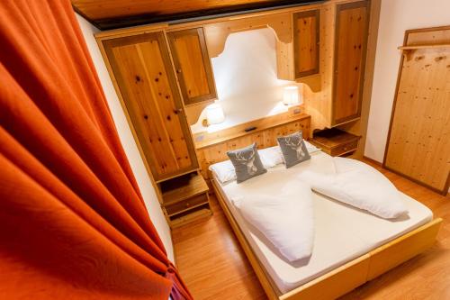 Postel nebo postele na pokoji v ubytování Albergo Dolomiti