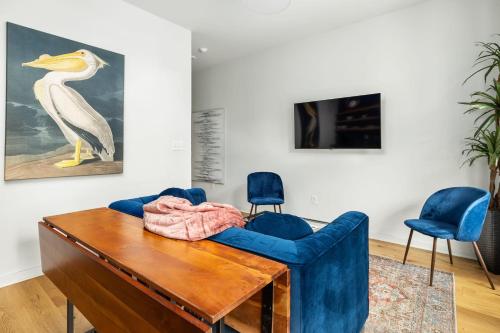 sala de estar con sofá azul y mesa en Marvelous Midtown Manor In Piedmont Park en Atlanta