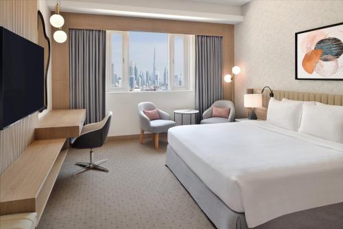 
سرير أو أسرّة في غرفة في Crowne Plaza - Dubai Jumeirah, an IHG Hotel
