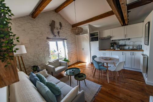 un salon avec un canapé et une table dans l'établissement Studio design - Proche plage, à Biarritz