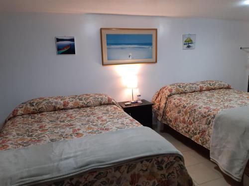 um quarto de hotel com duas camas e uma foto na parede em #44 #27 Room 2 beds near beach em San Felipe
