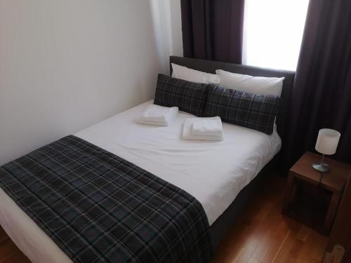 een bed met twee kussens in een kamer bij Bela Jela in Brzeće