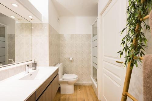 Koupelna v ubytování Port-Fréjus, LE PALADIEN, appartement 2 pièces climatisé, terrasse & parking