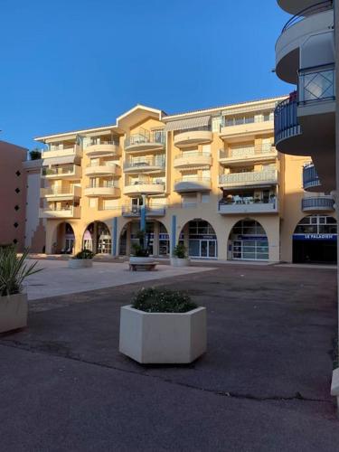 Port-Fréjus, LE PALADIEN, appartement 2 pièces climatisé, terrasse & parking