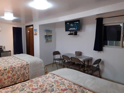 una habitación de hotel con 2 camas y una mesa con sillas en #44 #27 Room 2 beds near beach, en San Felipe